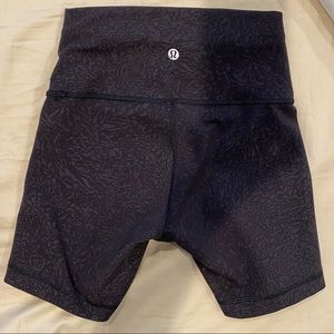 Wunder Train High-Rise Short 6" - size 4 - Crunch Black. Only worn twice.
